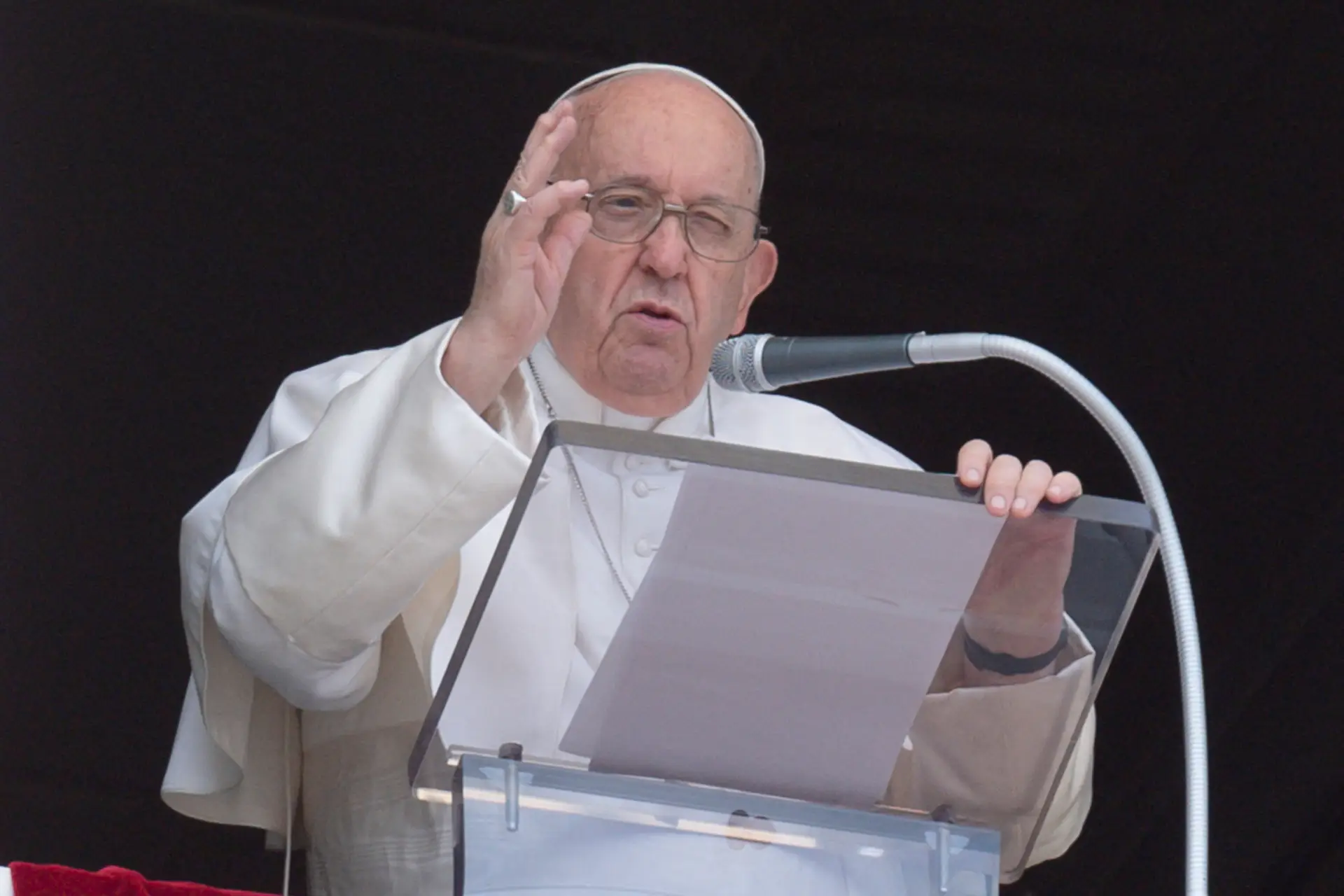 Papa está com febre e cancelou todas as audiências