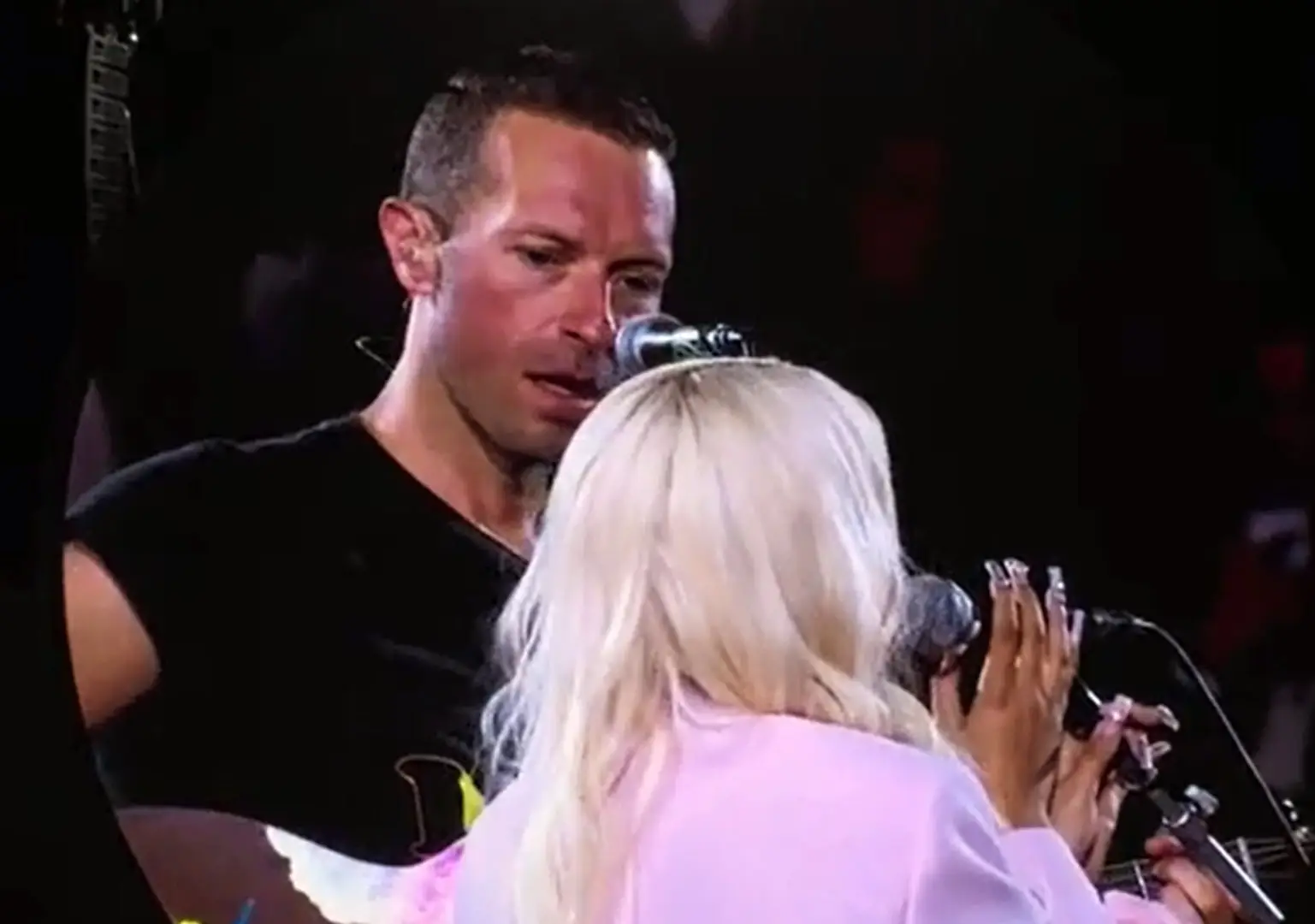 Coldplay chamam Bárbara Bandeira ao palco para cantar ‘Balada da Despedida’