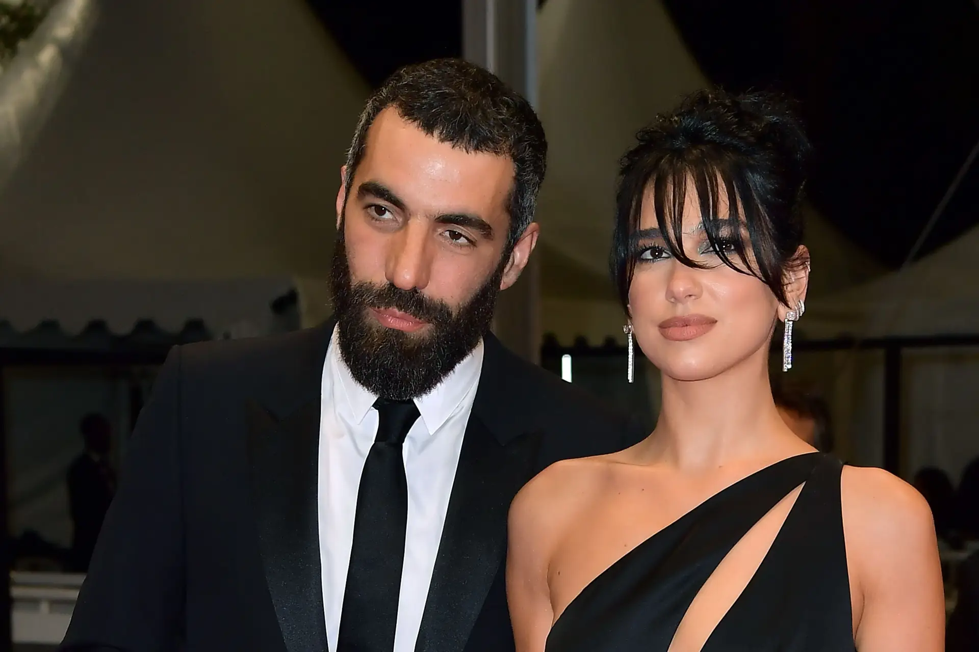 Ontem em Cannes, com o meu amor”: Dua Lipa apresenta-se pela primeira vez em público com o namorado, o realizador Romain Gavras - Expresso