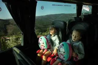 Ainda há crianças nas aldeias? Há. Aqui têm aulas de karaté e ali autocarro escolar gratuito