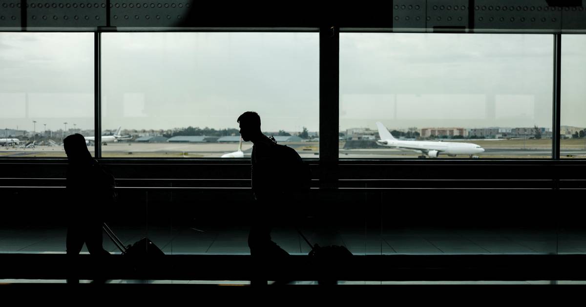 Aeroporto de Lisboa com longas filas: inspetores do SEF garantem que greve continua