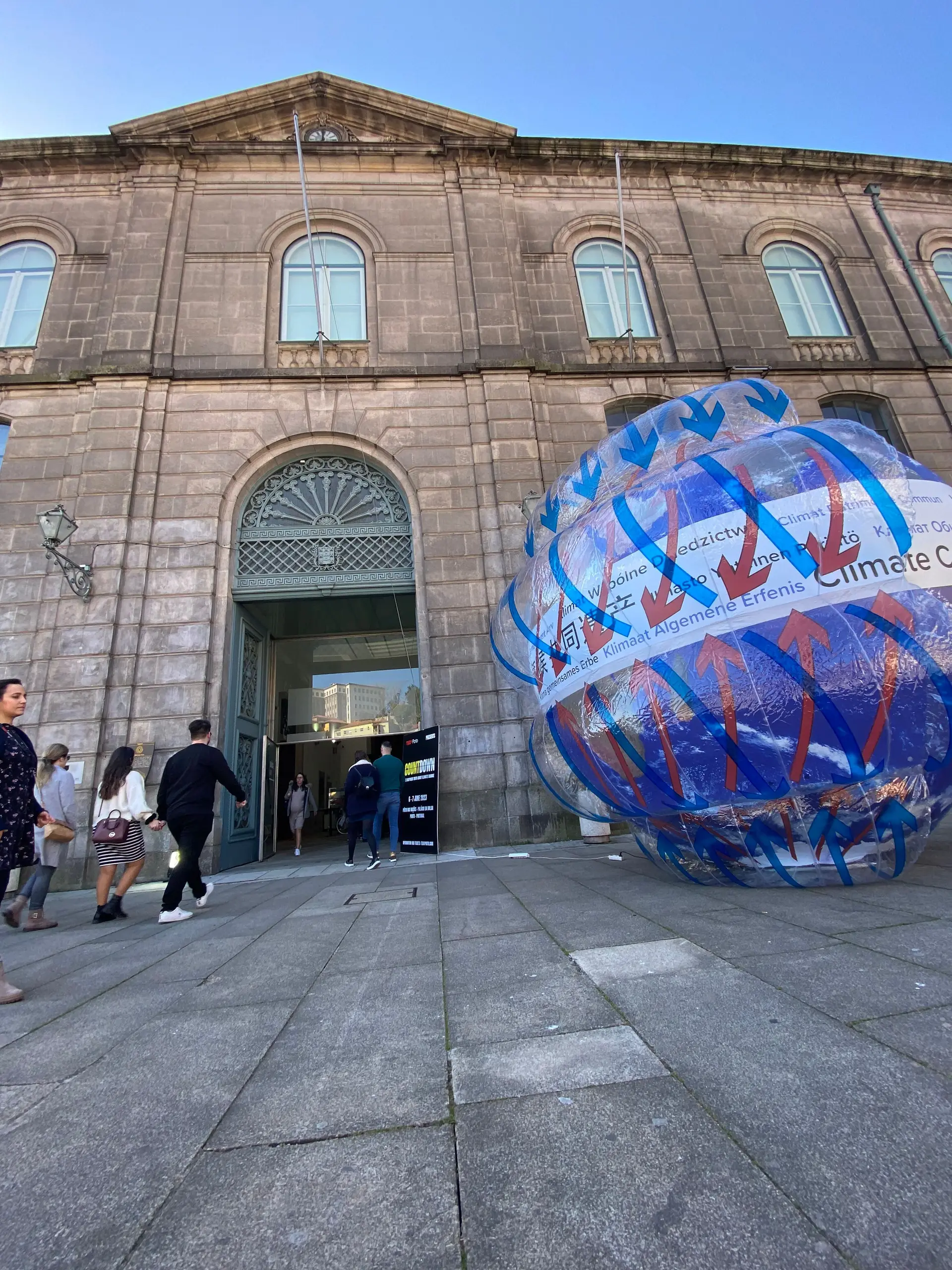 Uma esfera insuflável que representa o funcionamento do Sistema Terrestre anuncia a conferência online do TEDxPorto, junto à Alfândega do Porto