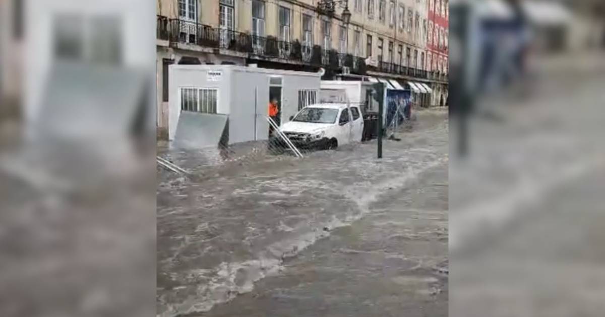 Chuva forte inunda Rua da Prata, em Lisboa