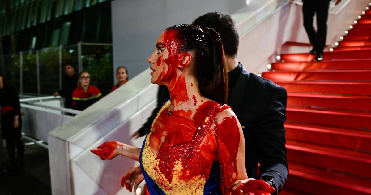Porque Cannes não é só sobre cinema — uma mulher despejou sangue falso sobre si mesma contra a guerra na Ucrânia