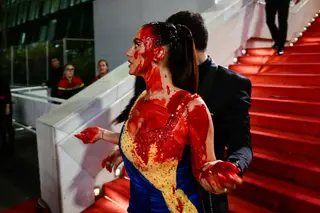 Porque Cannes não é só sobre cinema — uma mulher despejou sangue falso sobre si mesma contra a guerra na Ucrânia