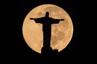 Preto e imponente. Cristo Redentor apaga a luz em solidariedade com Vini Jr., vítima de insultos racistas