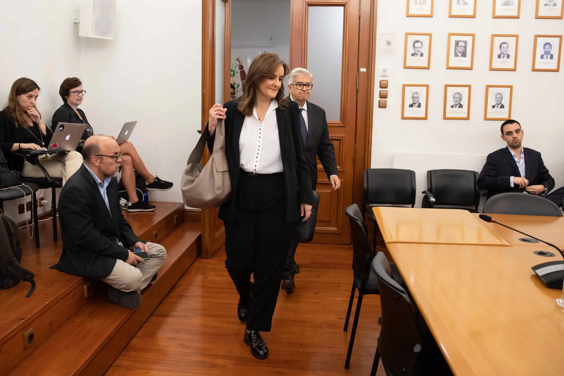 Secretários de Estado Hugo Mendes e Miguel Cruz tinham contacto "tão regular" que fez acreditar que Finanças sabiam do caso Alexandra Reis