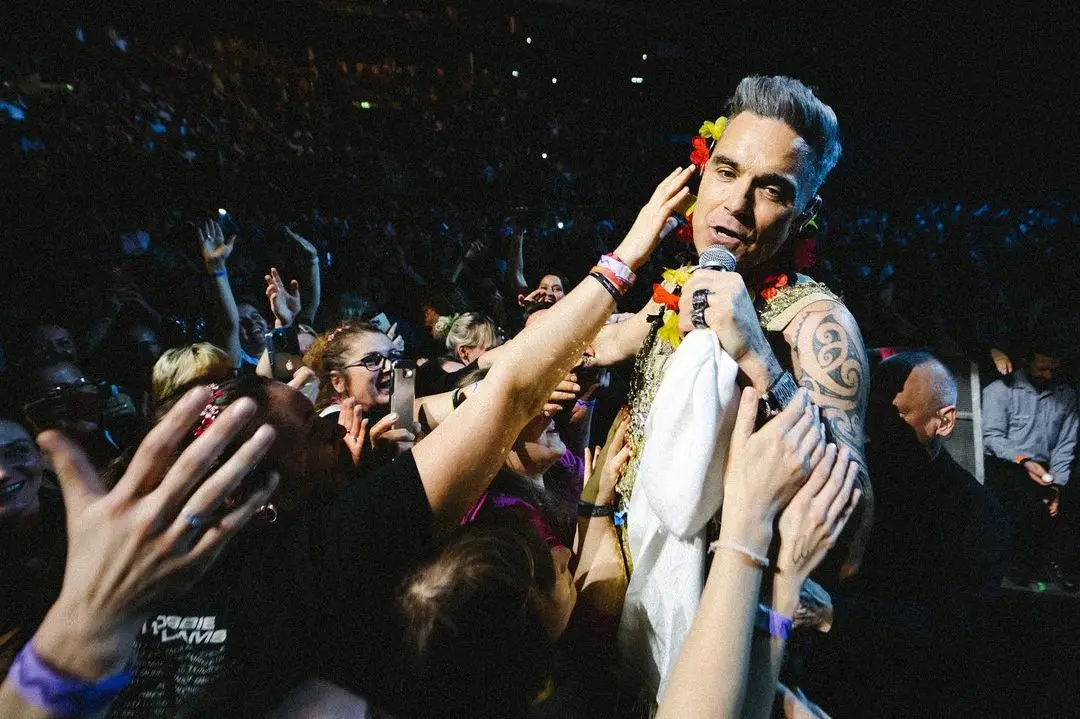 He's The One: Robbie Williams marca fecho do North Festival com atuação de  sorrir e chorar por mais - JPN