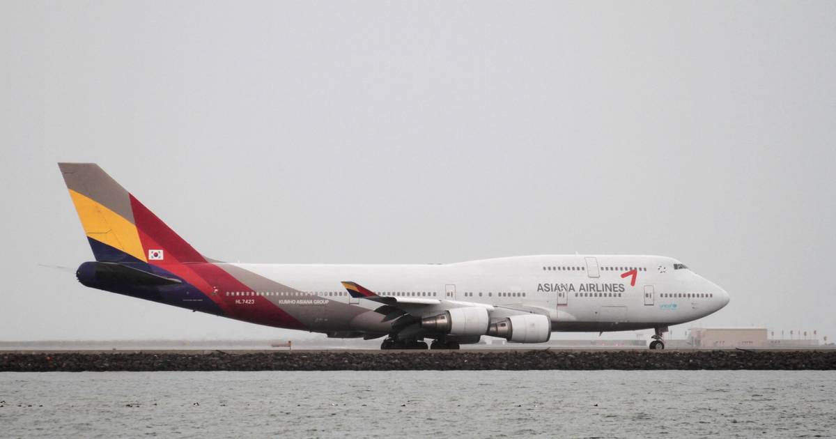 Avião da Asiana Airlines faz aterragem com porta de emergência aberta