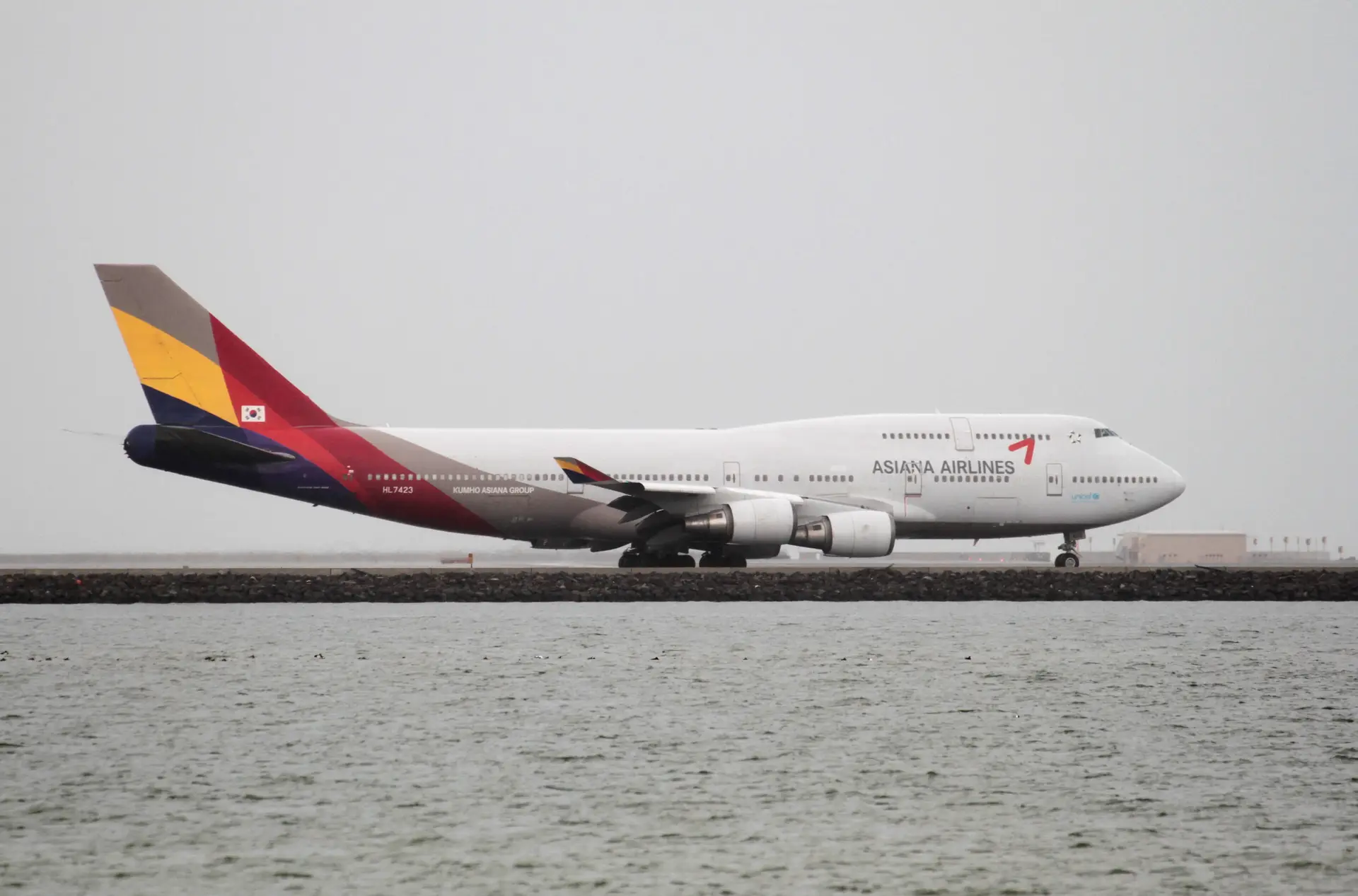 Avião da Asiana Airlines faz aterragem com porta de emergência aberta