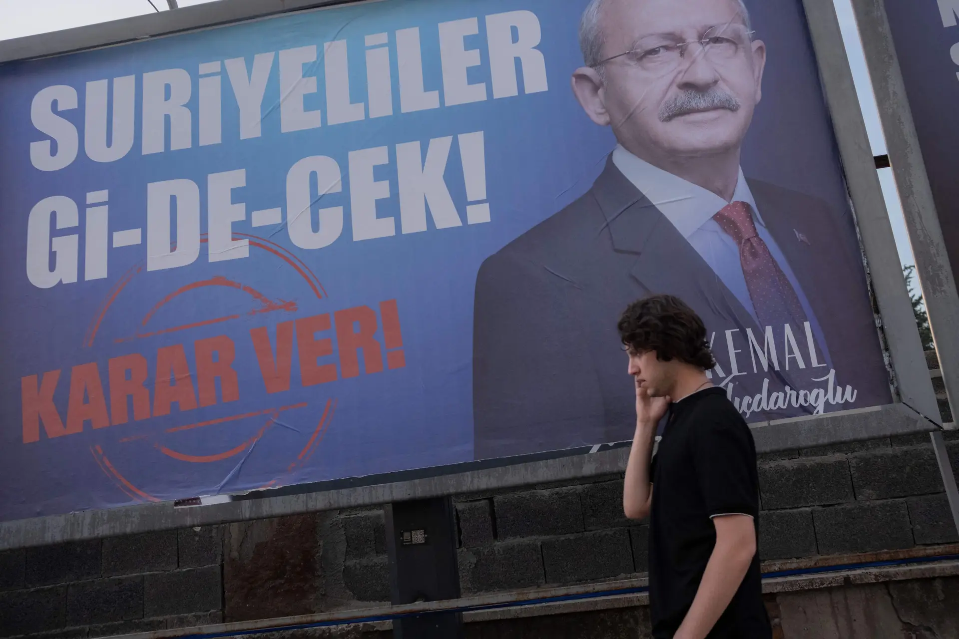 Cartaz do candidato opositor Kemal Kilicdaroglu a prometer o repatriamento dos refugiados sírios