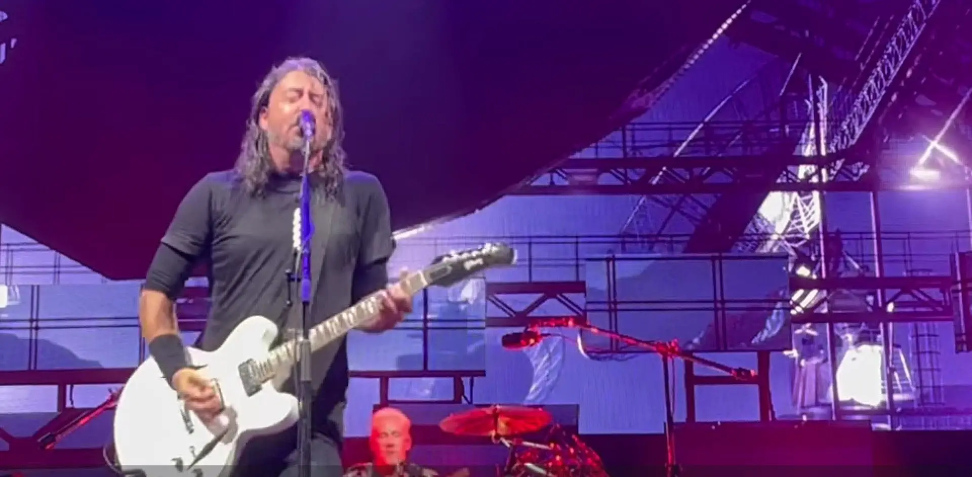 Foo Fighters dão primeiro concerto com o novo baterista, Josh Freese: veja os vídeos