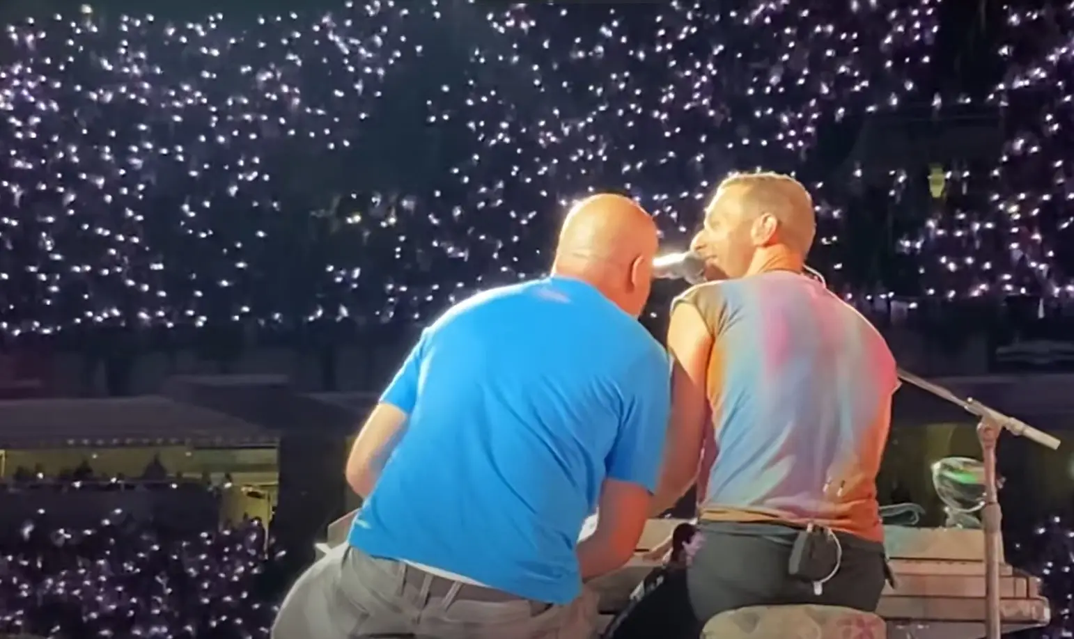 Coldplay chamam fã ao palco para tocar ‘What’s Love Got To Do With It’, de Tina Turner