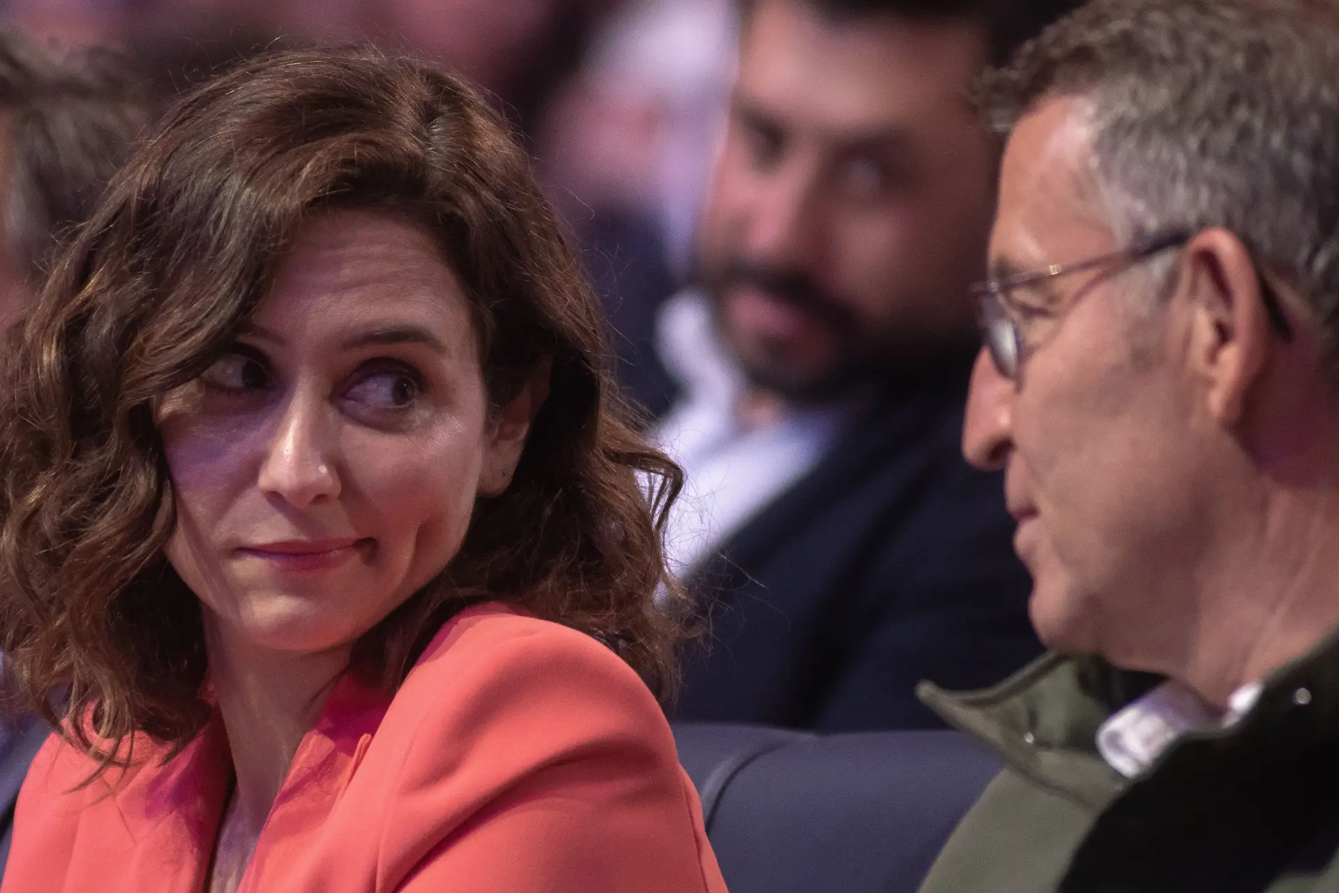 A presidente da região de Madrid, Isabel Díaz Ayuso, é um dos trunfos da oposição de direita, numas eleições que o líder do Partido Popular, Alberto Núñez Feijóo, encara como aperitivo para as legislativas do final do ano 