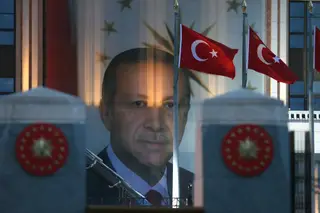 Turquia: vitória curta de Erdogan para terceiro mandato presidencial