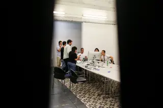 Isto É Gozar Com Quem Trabalha: o “fatídico último” é pensado num open space com cheiro a arroz de cabidela