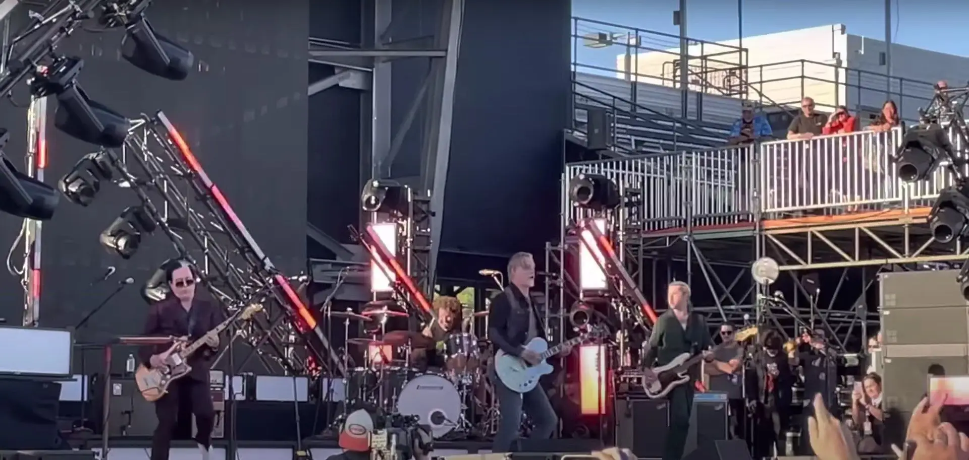 Queens of the Stone Age dão primeiro concerto em três anos: os vídeos e o alinhamento