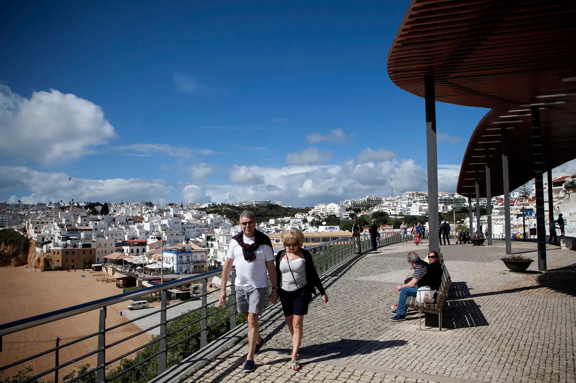 Câmara de Albufeira avança lei para proibir “atos sexuais”, pessoas nuas e em fato de banho nas ruas ou em esplanadas