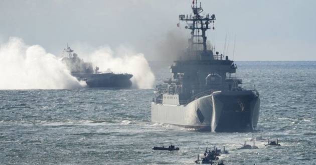 Navio da Marinha acompanha submarino e rebocador russos na costa portuguesa