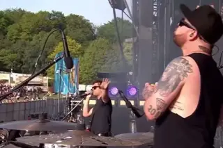 A reação mal-humorada dos Royal Blood num festival em Inglaterra está a dar que falar
