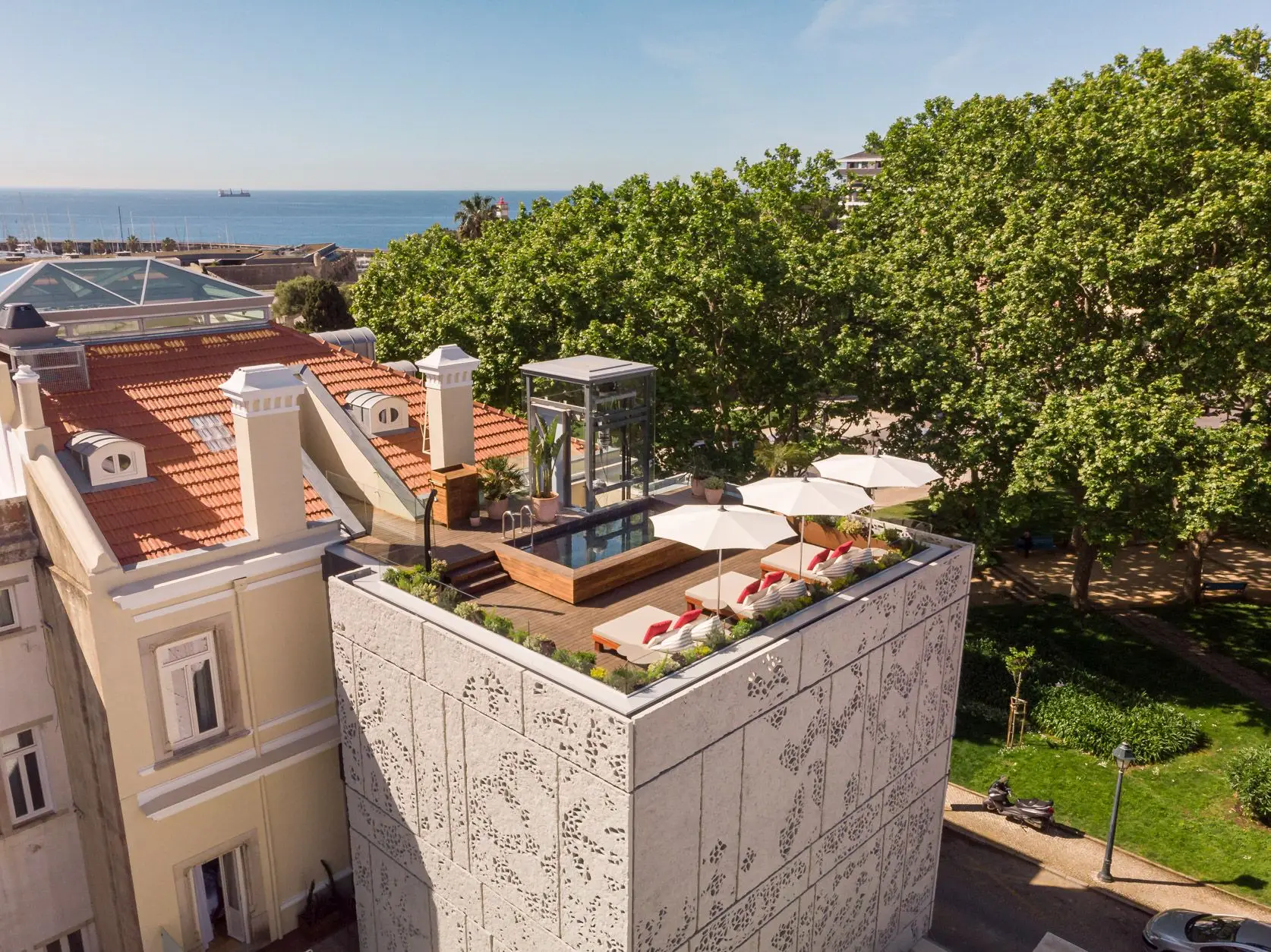 Novo hotel em Cascais com fachada assinada por Vhils, é um elogio ao mundo  das artes - Expresso