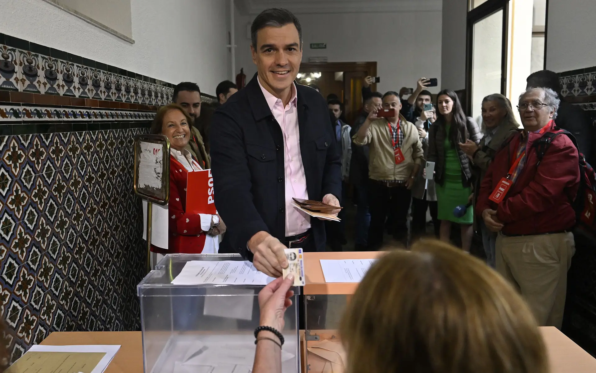 O primeiro-ministro espanhol a depositar o seu voto nas eleições municipais e autonómicas que acabariam por se revelar nefastas para o seu partido, o PSOE