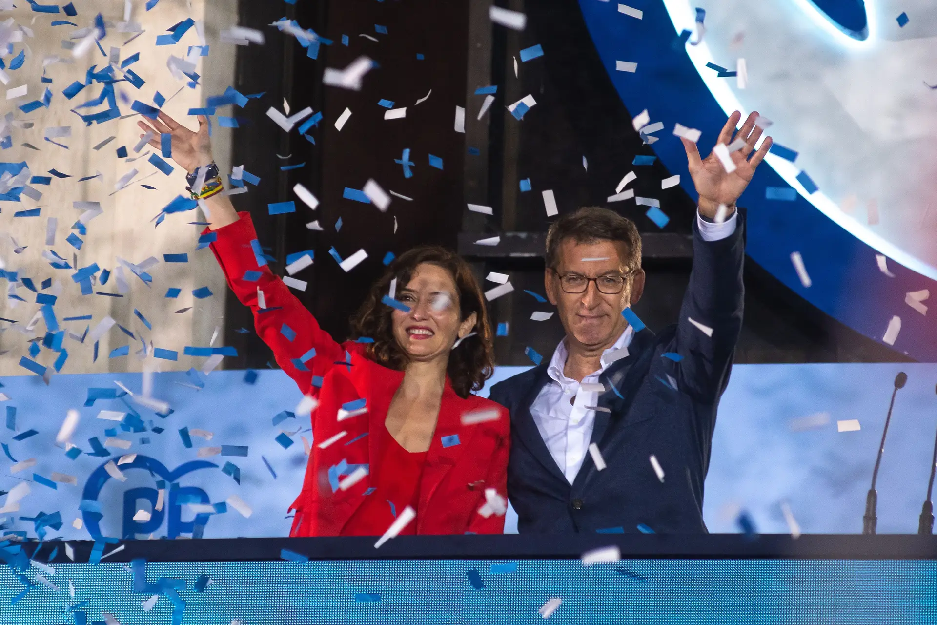 A presidente da região de Madrid, Isabel Díaz Ayuso, a festejar a maioria absoluta com o líder do Partido Popular, Alberto Núñez Feijóo