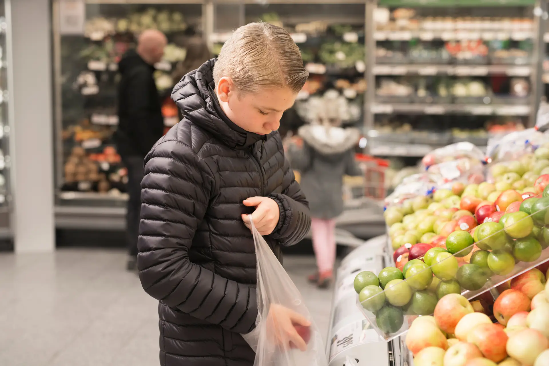 Sacos de plástico para fruta, legumes e pão vão passar a ser pagos – associação Zero diz que medida dá sinal claro para diminuir o uso