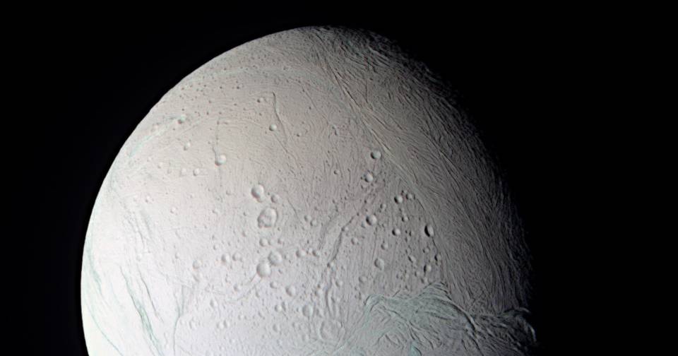 “Un grand bond en avant pour l’astrobiologie”: une gigantesque colonne de vapeur d’eau a été observée sur la lune de Saturne qui pourrait avoir la vie