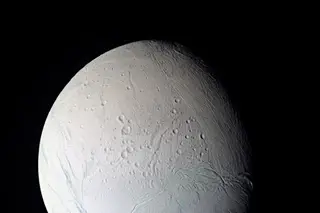“Um grande salto para a astrobiologia”: gigantesca coluna de vapor de água foi observada em lua de Saturno que pode ter vida