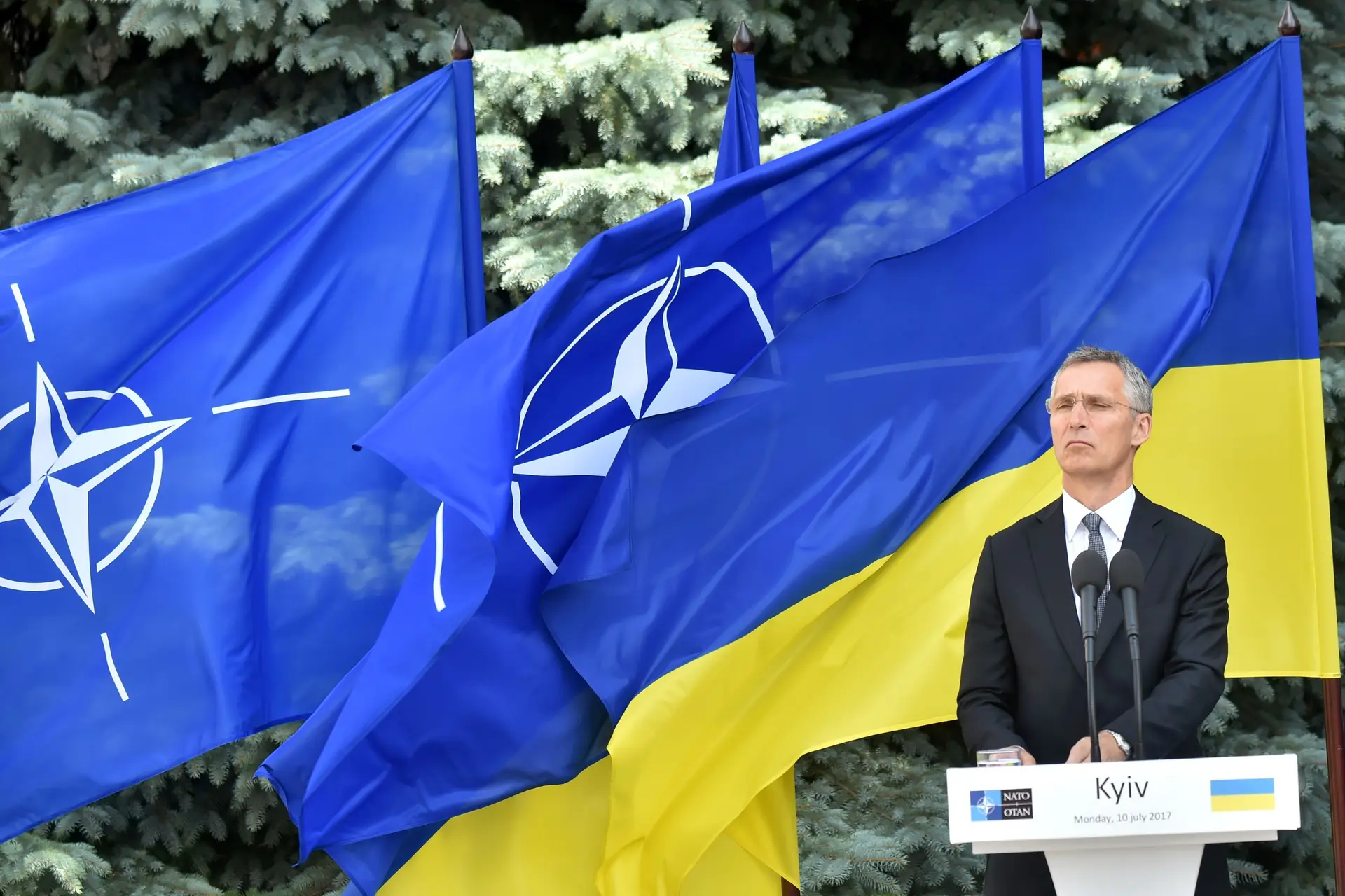 Jens Stoltenberg em Kiev, em 2017. Já então prometeu apoio contra a "insurgência" a leste, no Donbas, onde milícias russas lançaram uma ofensiva em 2014