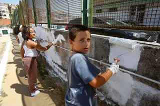“Assim, dá mais vontade de vir”: a estes alunos falta comida na mesa e uma casa em condições. Pintar o recreio trouxe-os de volta à escola