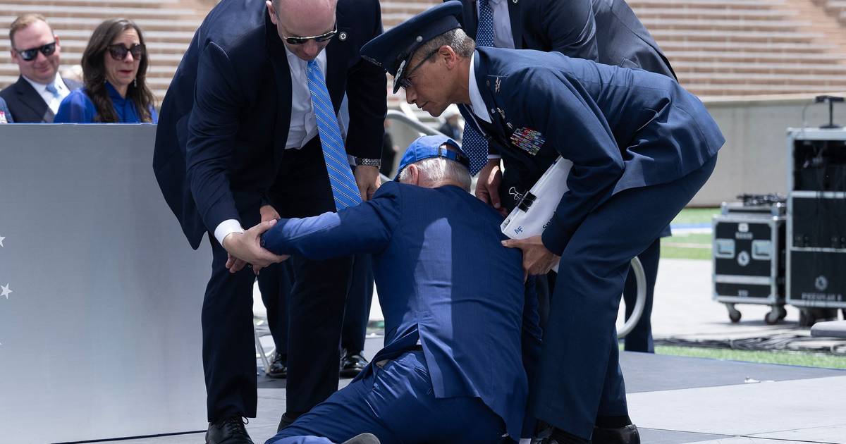 Biden caiu numa cerimónia da Força Aérea dos EUA mas “está bem”