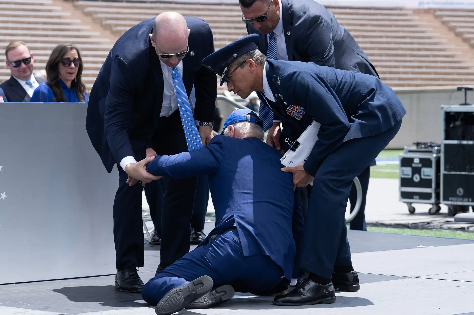 A queda de Joe Biden, em junho, durante uma cerimónia na Academia da Força Aérea, em El Paso