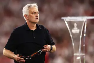 José Mourinho oferece a medalha de vice-campeão da Liga Europa a jovem adepto