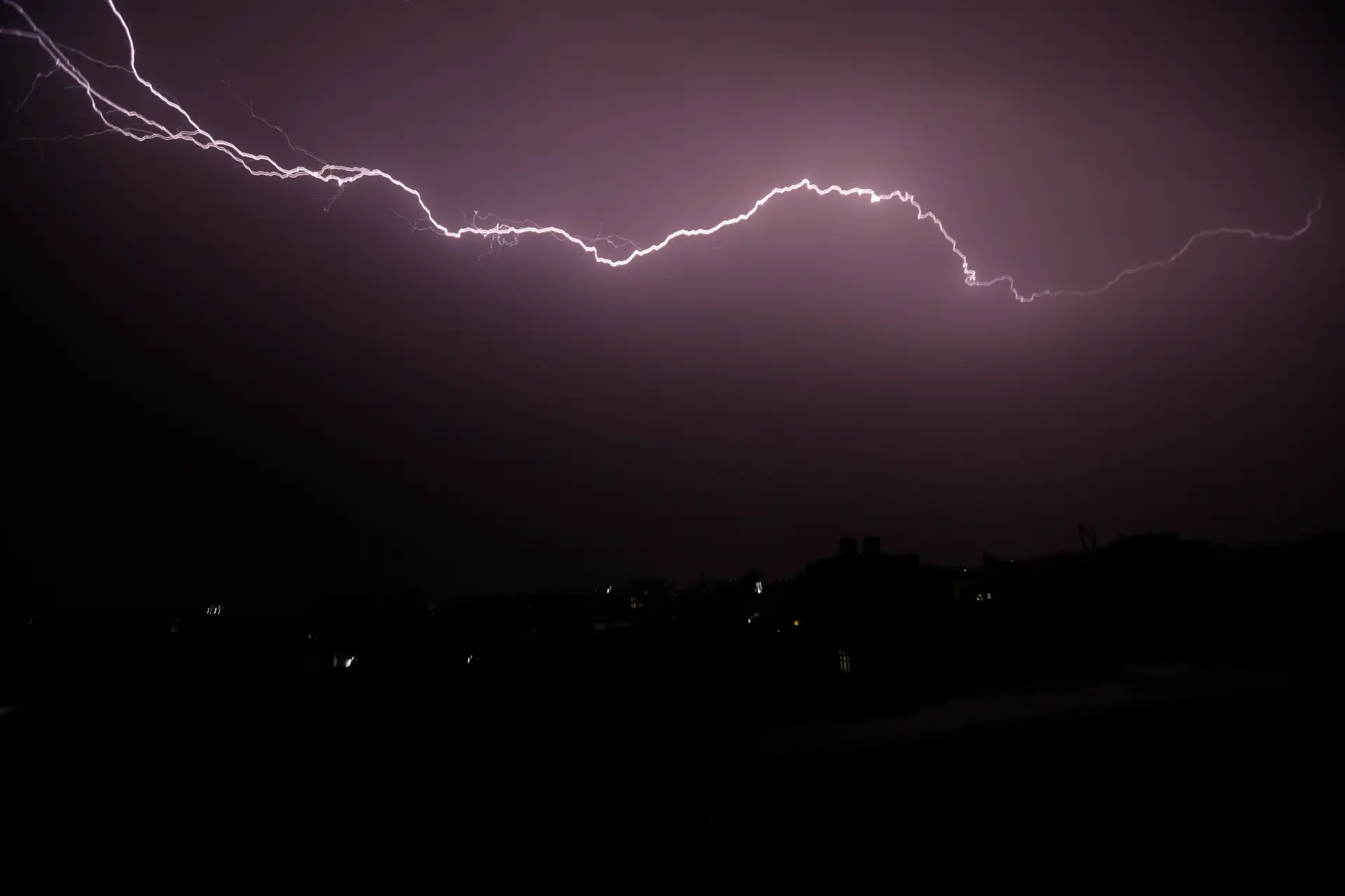 Chuva, granizo e trovoada para uns, calor acima dos 35 graus para outros: o tempo está instável e o IPMA emitiu avisos