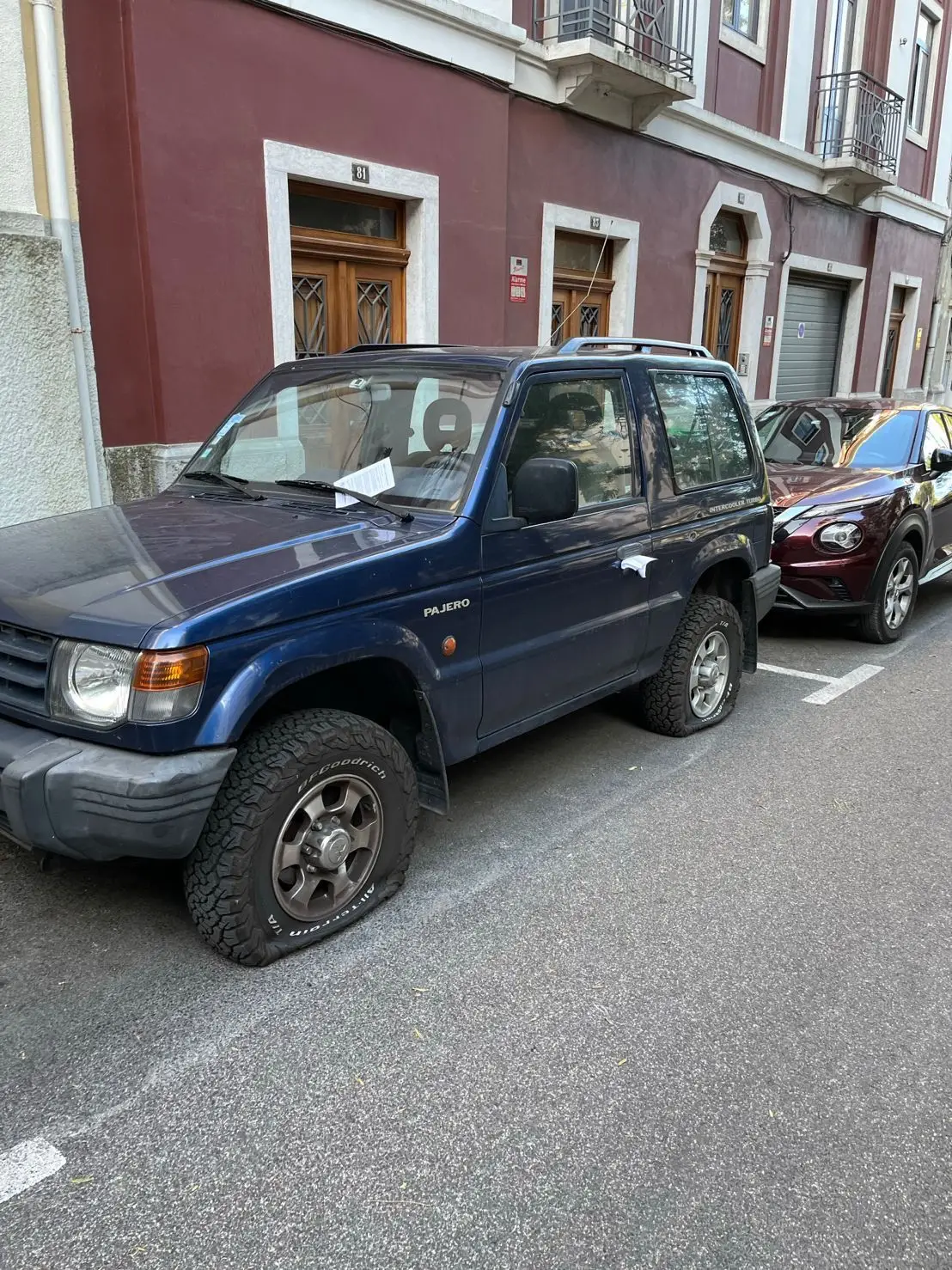 Carro com os pneus esvaziados por grupo ecologista