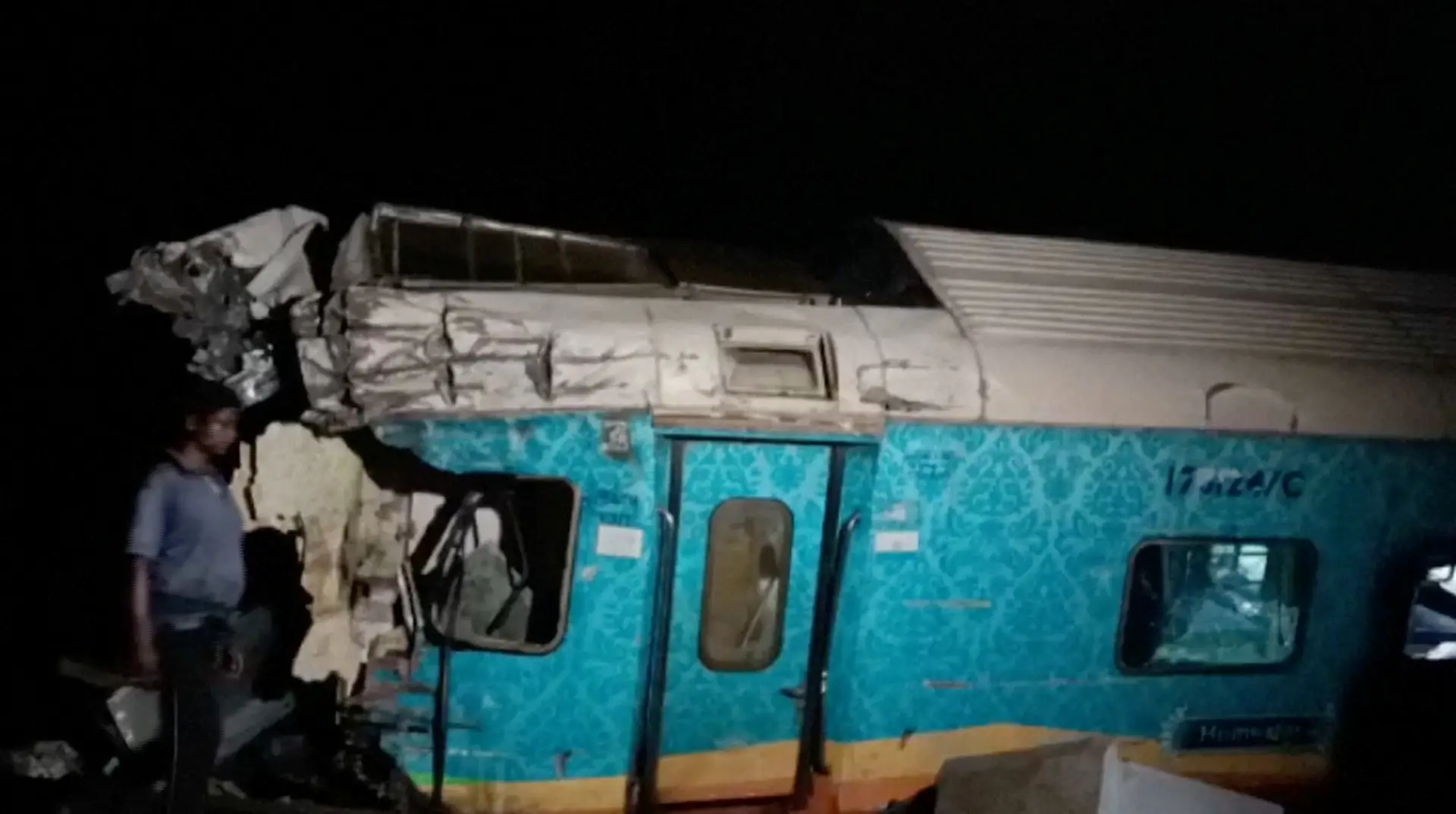 Colisão entre três comboios faz mais de 200 mortos na Índia