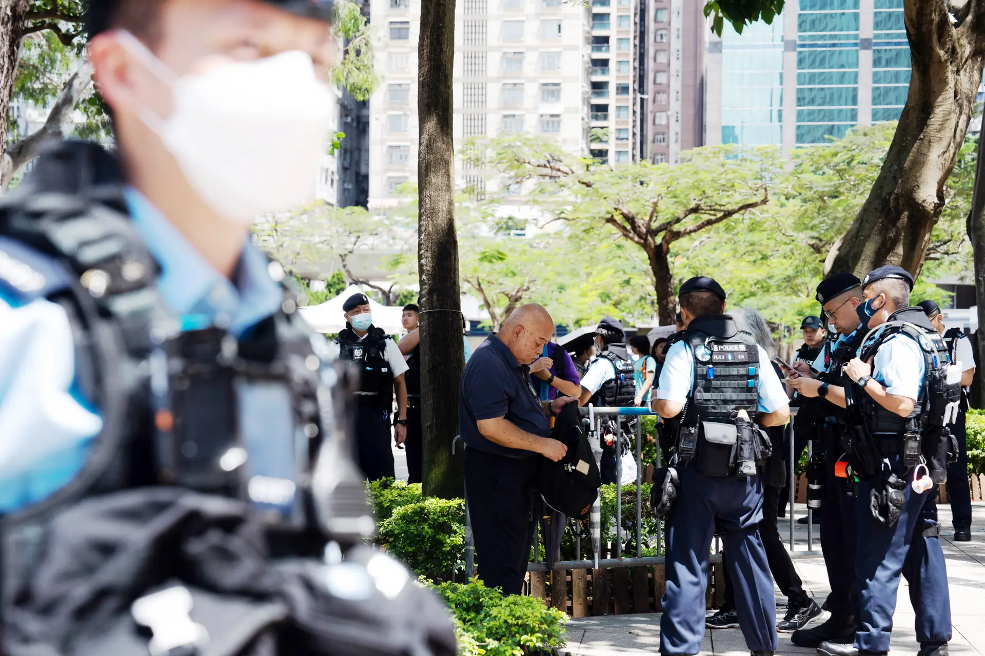 Presença policial no Victoria Park a 4 de junho de 2023, o local onde tradicionalmente se realizava a vigília em memória do massacre de Tiananmen.