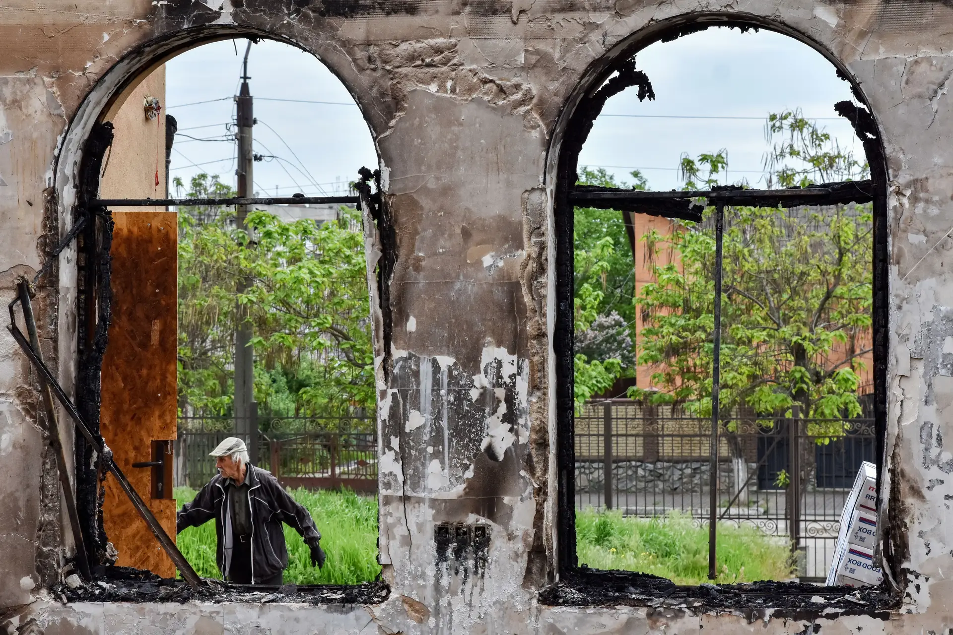 Uma homem olha a destruição de uma igreja evangélica na cidade de  Orikhiv, na região de Zaporíjia, onde se esperam intensos combates durante a esperada contra-ofensiva ucraniana