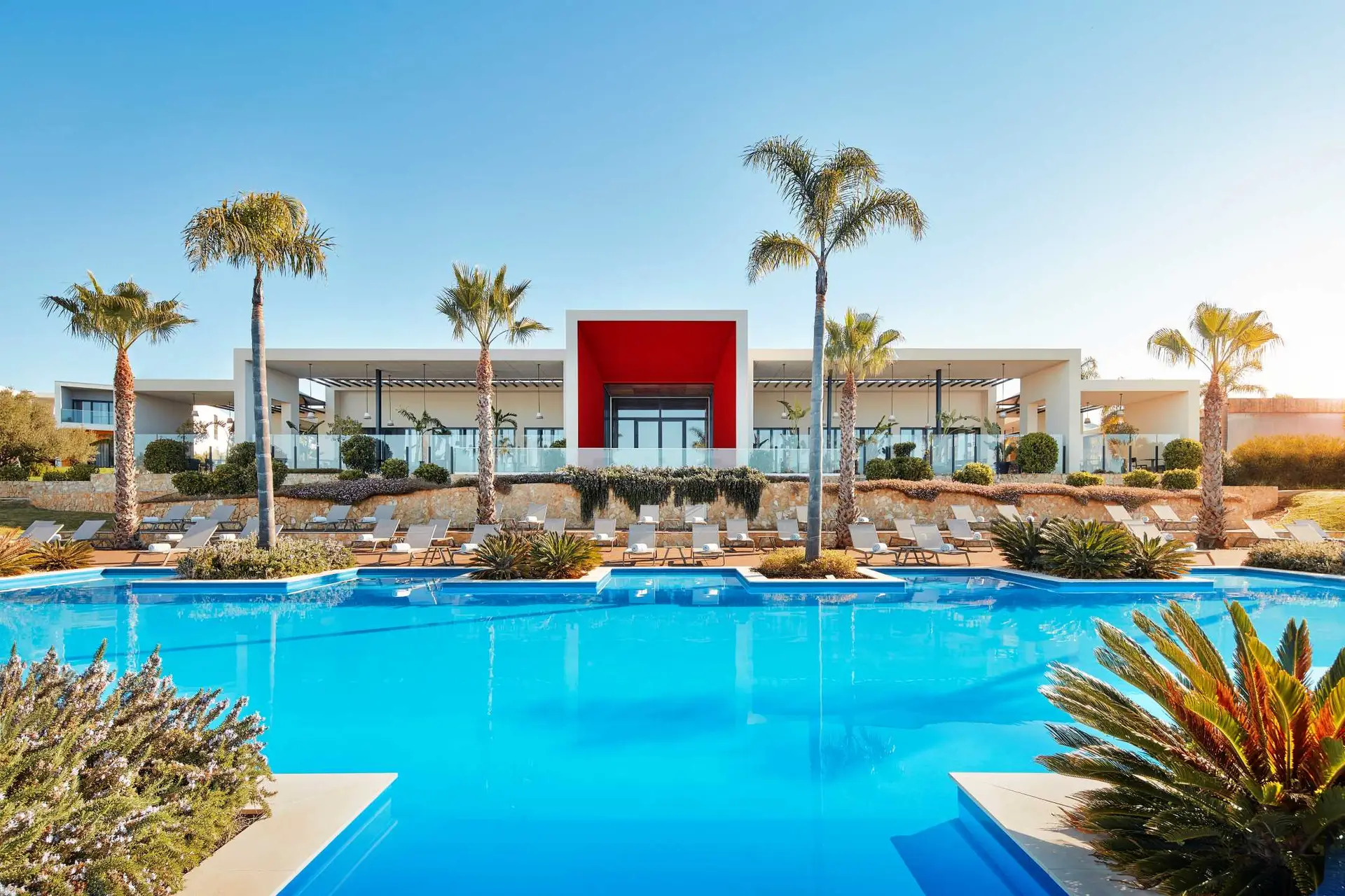 O hotel Tivoli Alvor que abriu no ano passado, com cerca de 500 quartos, já contemplou, na fase de projeto, instalações para trabalhadores deslocados