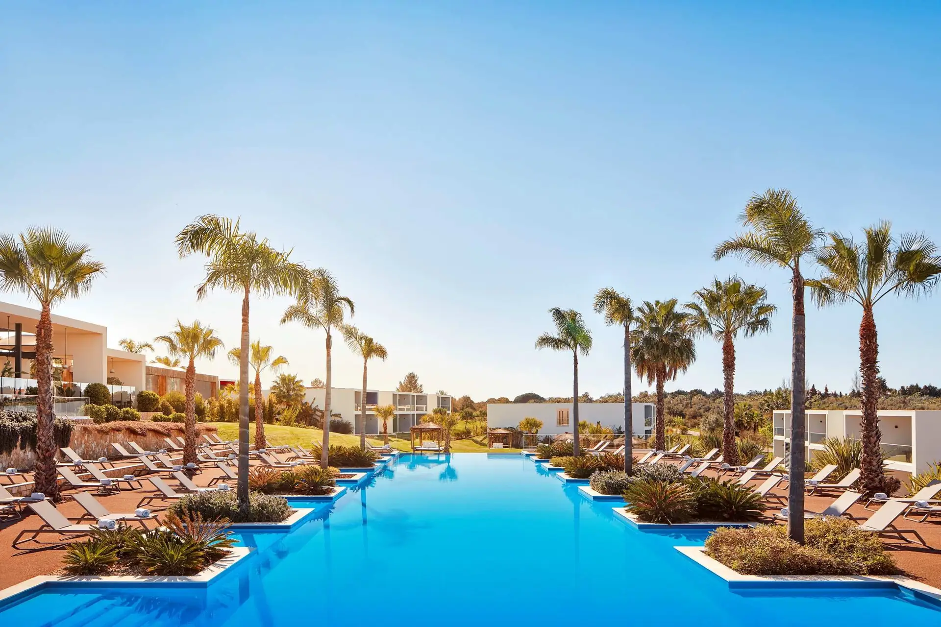 Com seis piscinas e quase 500 quartos, já abriu o novo hotel “tudo