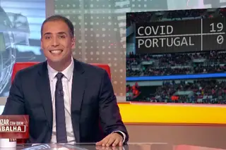 “A covid-19 é como o eléctrico 28: há cá, mas é mais para estrangeiros.” Recorde aqui a estreia do Isto é Gozar com Quem Trabalha