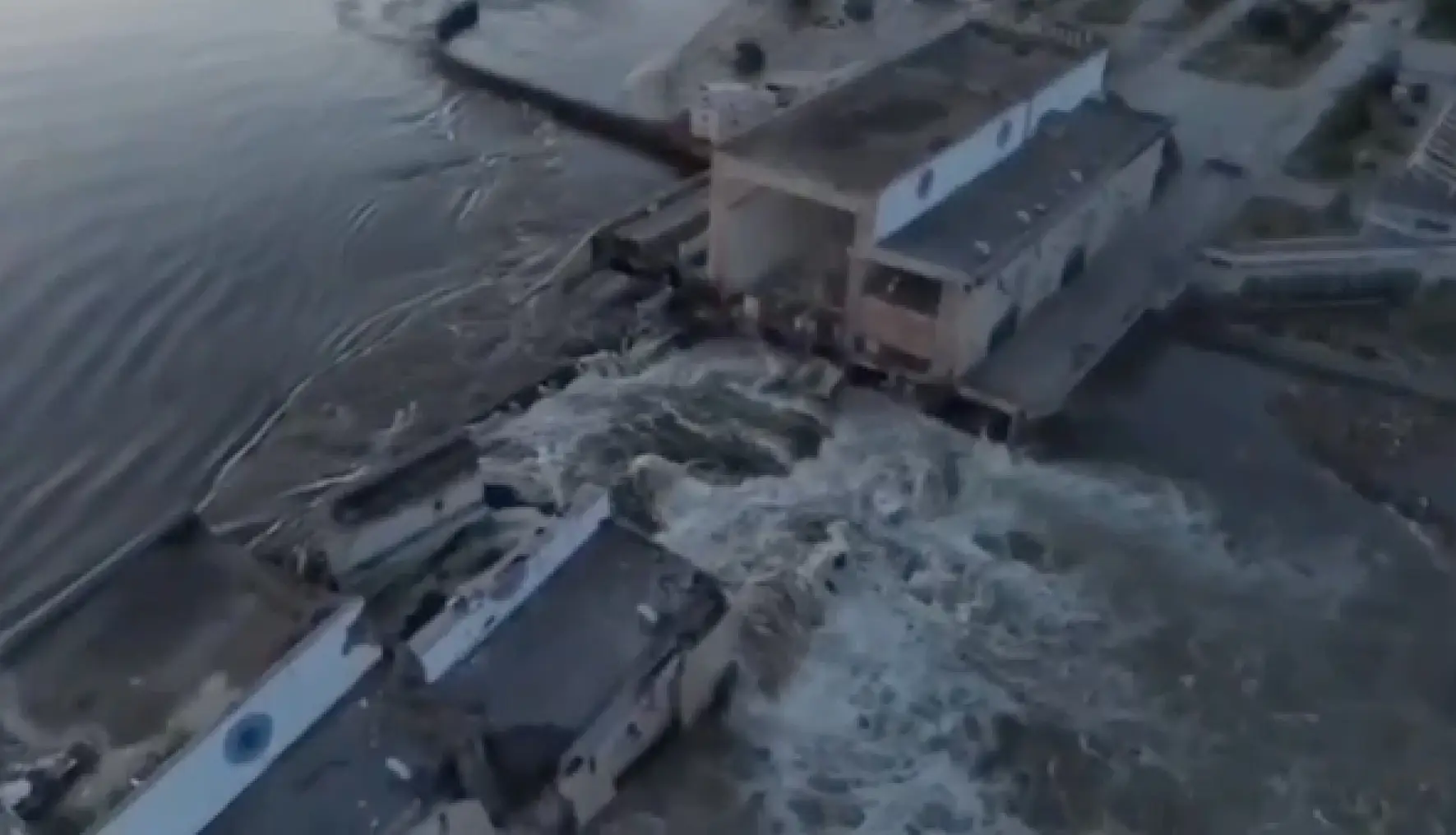 A destruição da barragem de Kakhovka, no sul da Ucrânia, fotograda de cima