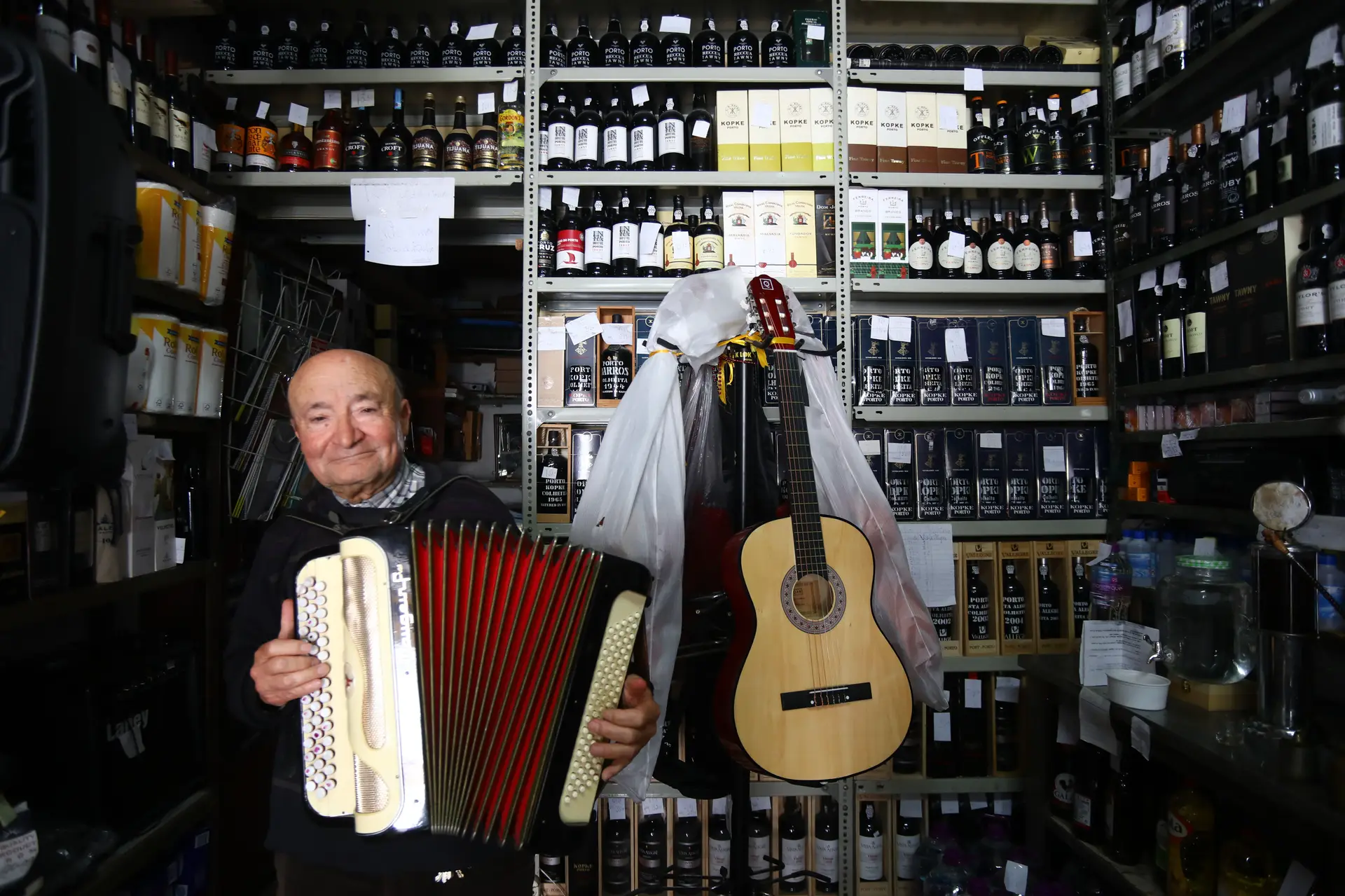 Em Leiria, a mercearia do sr. Ferreira vende pandeiretas e acordeões, atum, azeite, vinho e cavaquinhos