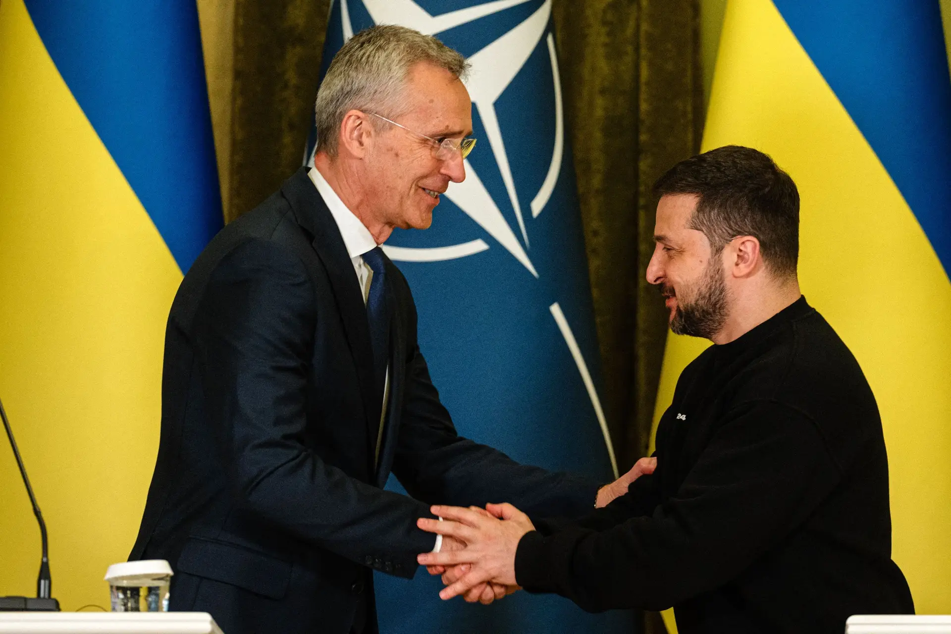 O secretário-geral da NATO, Jens Stoltenberg, com o Presidente da Ucrânia, Volodymyr Zelensky