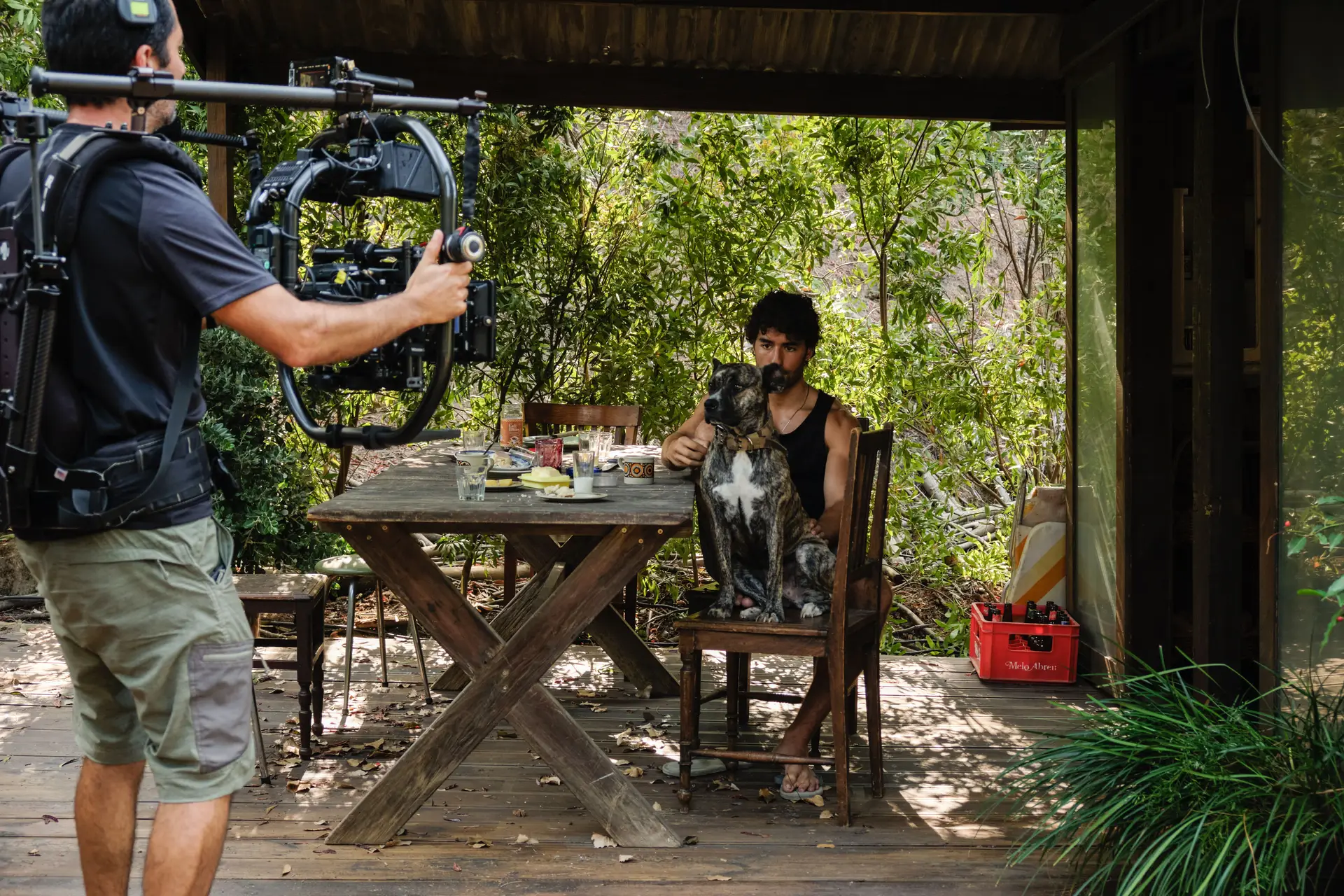 José Condessa numa fotografia de bastidores da série "Rabo de Peixe"