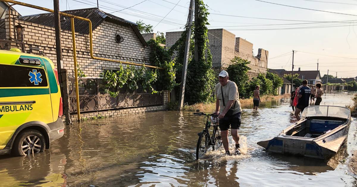 Rússia e Ucrânia acusam-se mutuamente nas Nações Unidas por destruição de barragem, inundações colocam em risco 42 mil pessoas