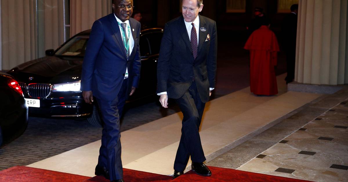 Presidente angolano substitui ministro da Coordenação Económica pelo governador do Banco Central