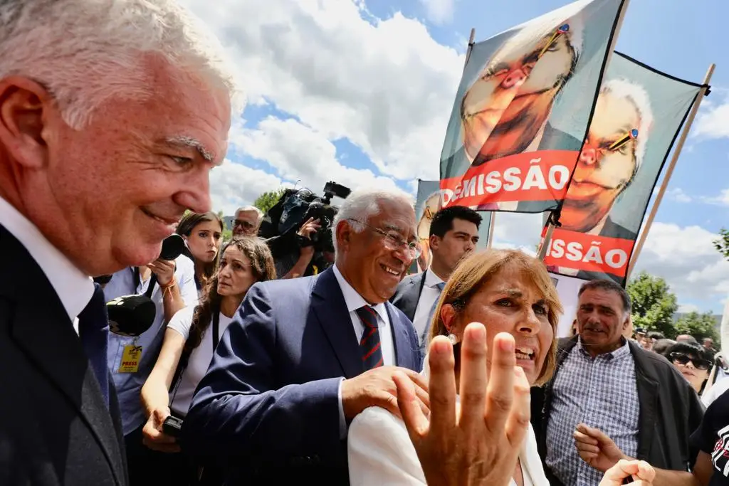 A “linha ténue” entre liberdade de expressão e o mau gosto: os desenhos “medíocres” de Costa e as comparações com o coelho de Passos
